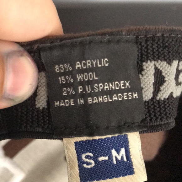 brown DC hat The size is S-M With a bent brim - Picture 3 of 3